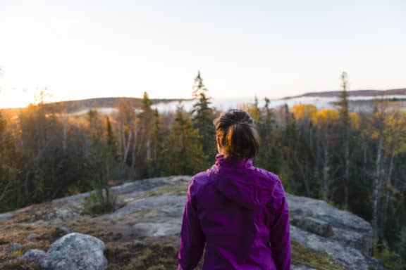 Frau wandert durch einen kanadischen Wald