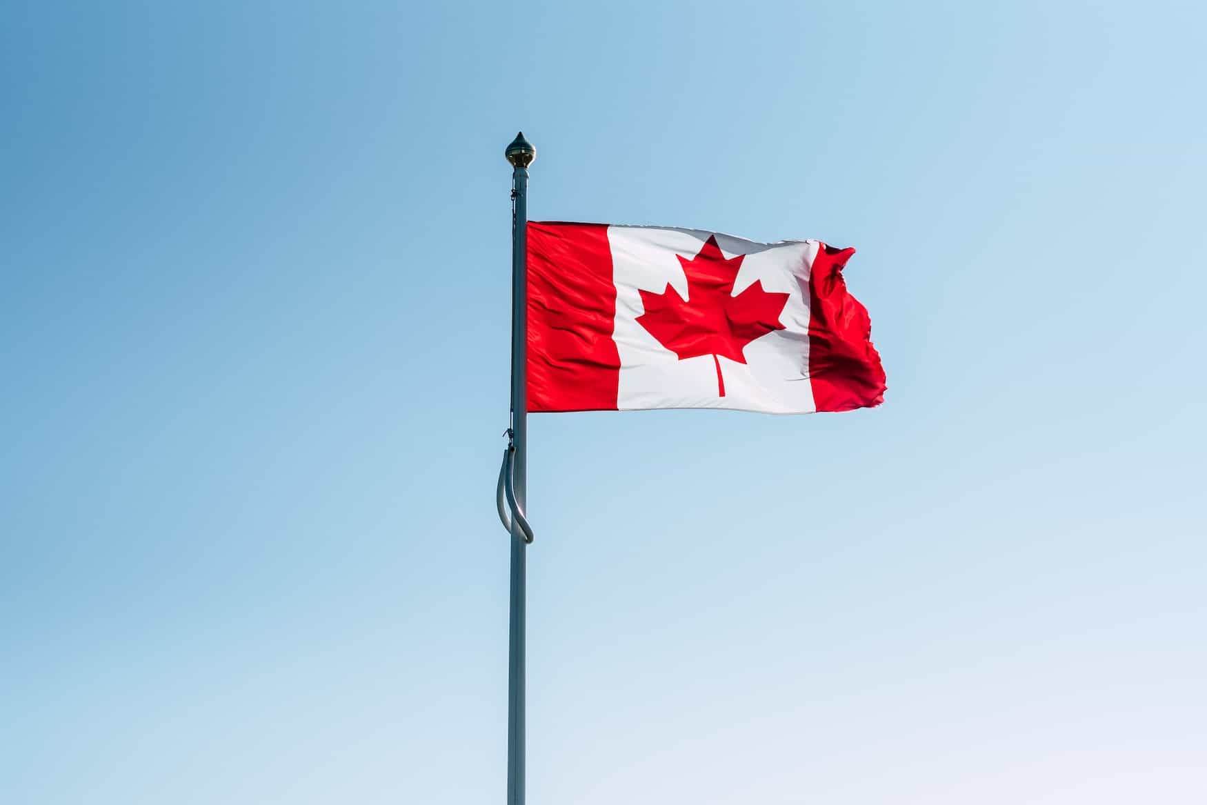 Kanadische Flagge weht im Wind