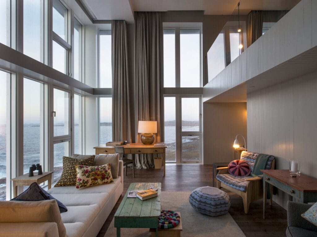 Gemütlich eingerichtetes Wohnzimmer im Fogo Island Inn in Neufundland