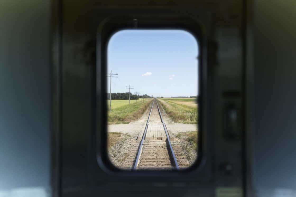 Blick auf einem Zugfenster auf Zugschienen