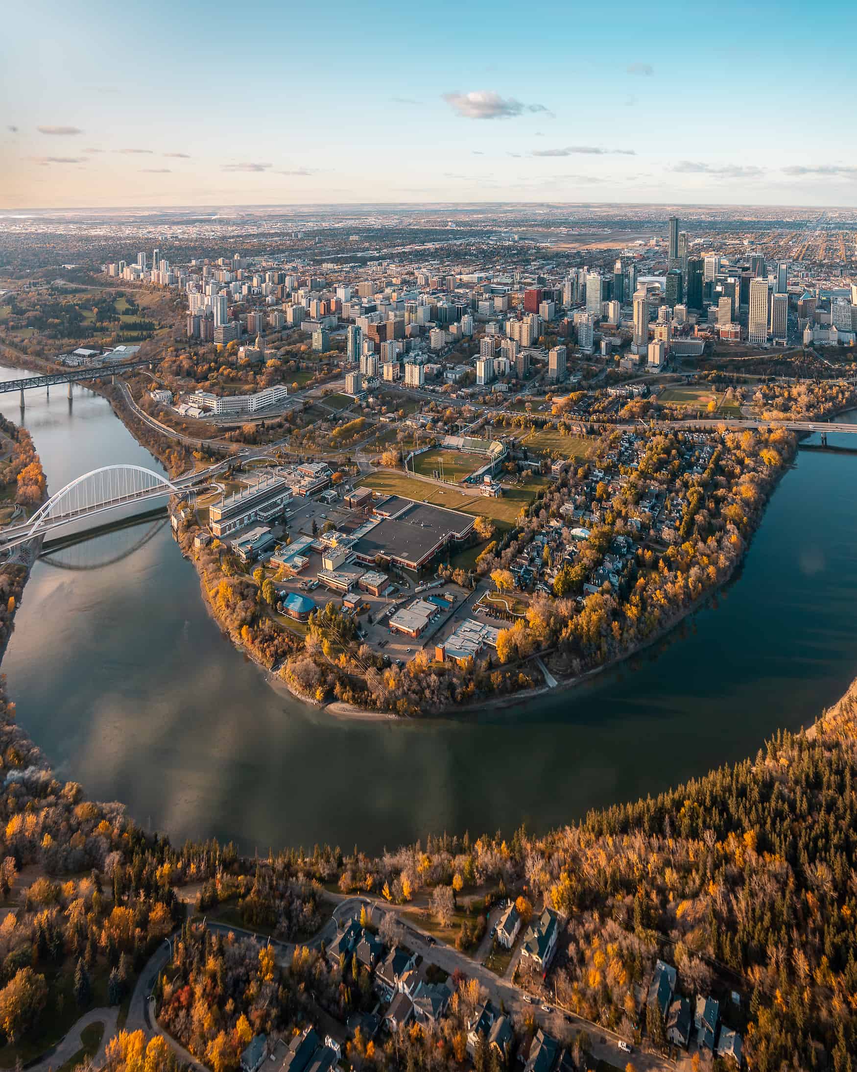 Saskatchewan River fließt durch die Millionenstadt Edmonton in Alberta