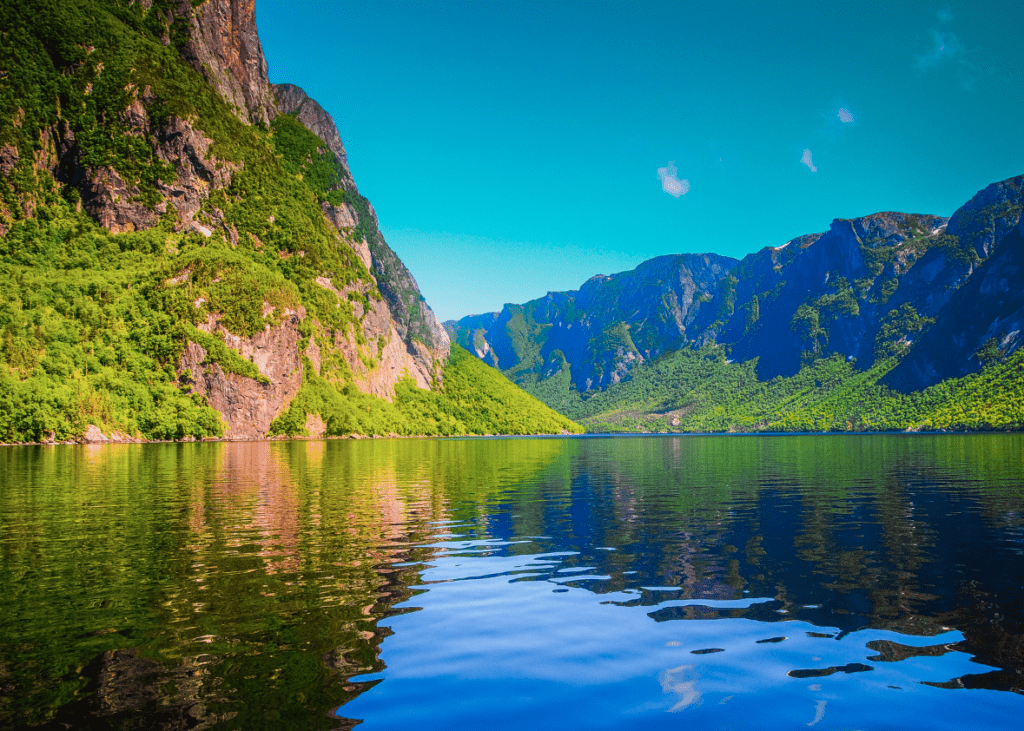 Fjord in kanadischer Landschaft