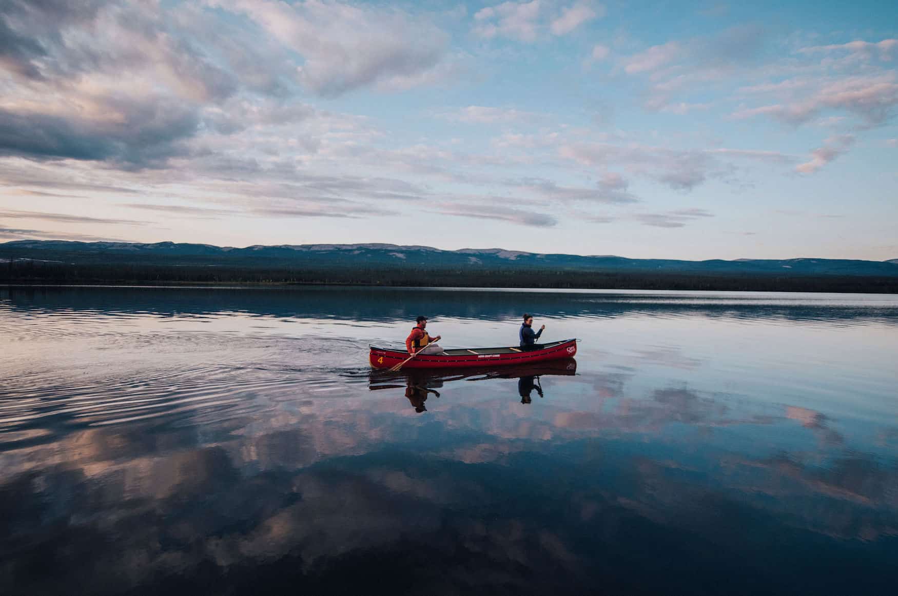 Ein Paar fährt mit dem Kanu über den Mackenzie River, der auf dem Trans Canada Trail liegt