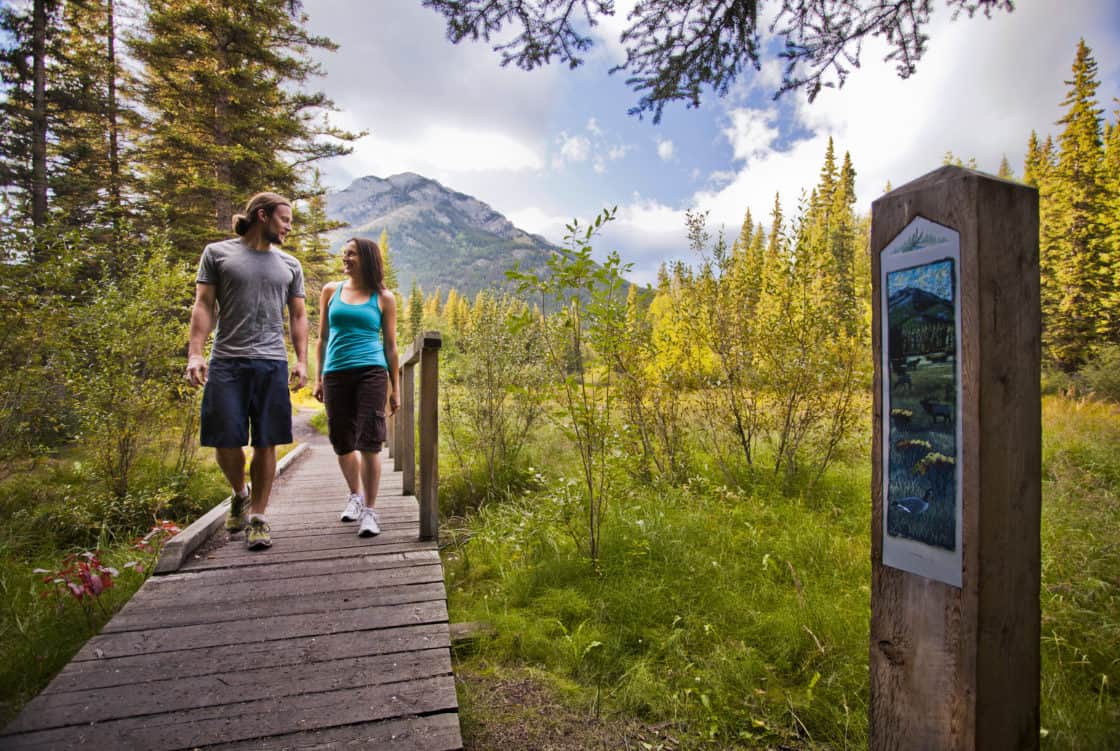 Zwei Personen wandern auf dem Banff Legacy Trail in Alberta