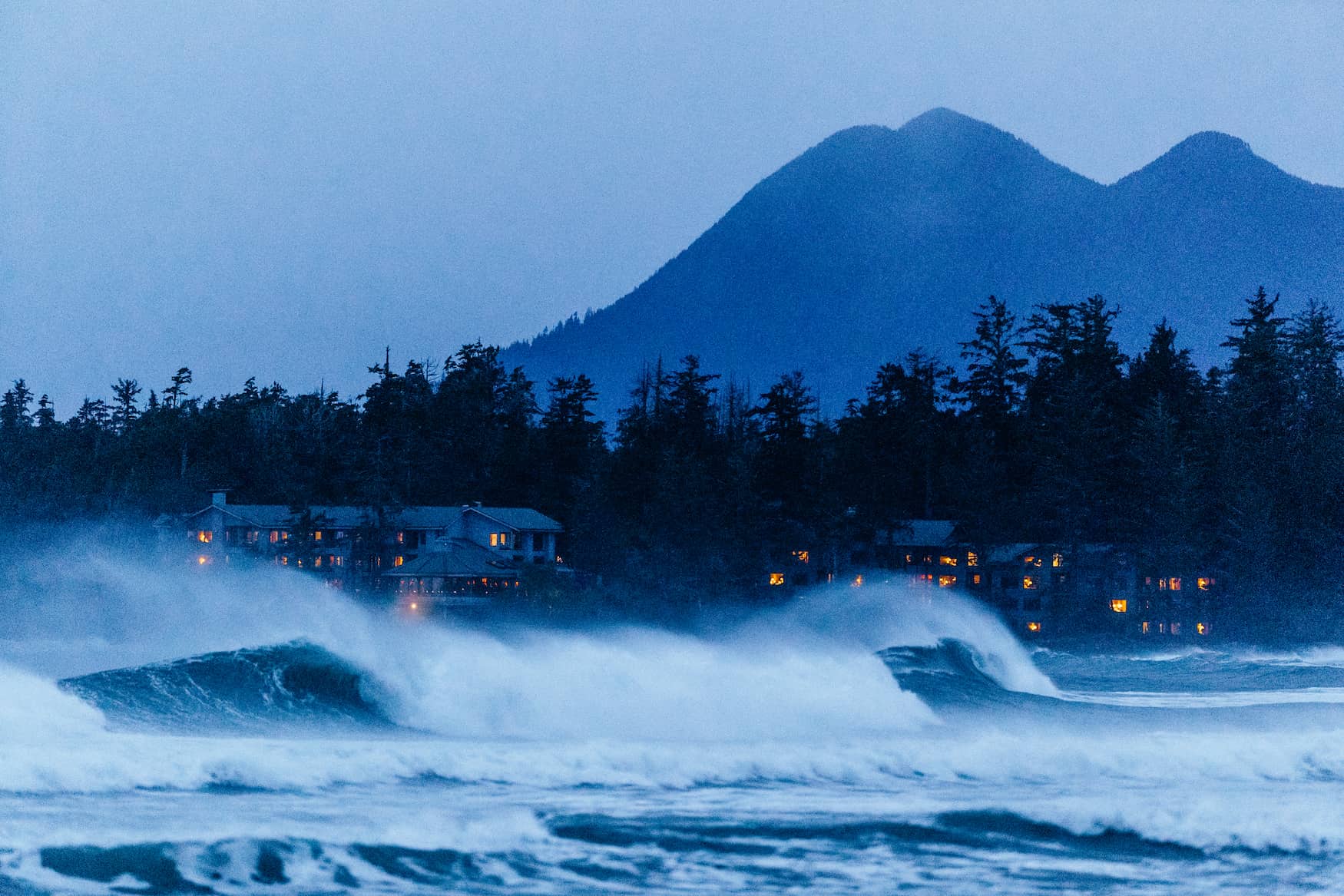 Große Wellen vor dem Wickaninnish Inn auf Vancouver Island