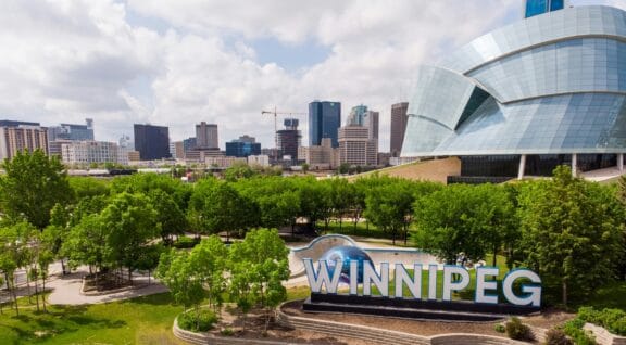 Canadian Museum of Human Rights in Winnipeg, vor Skyline.