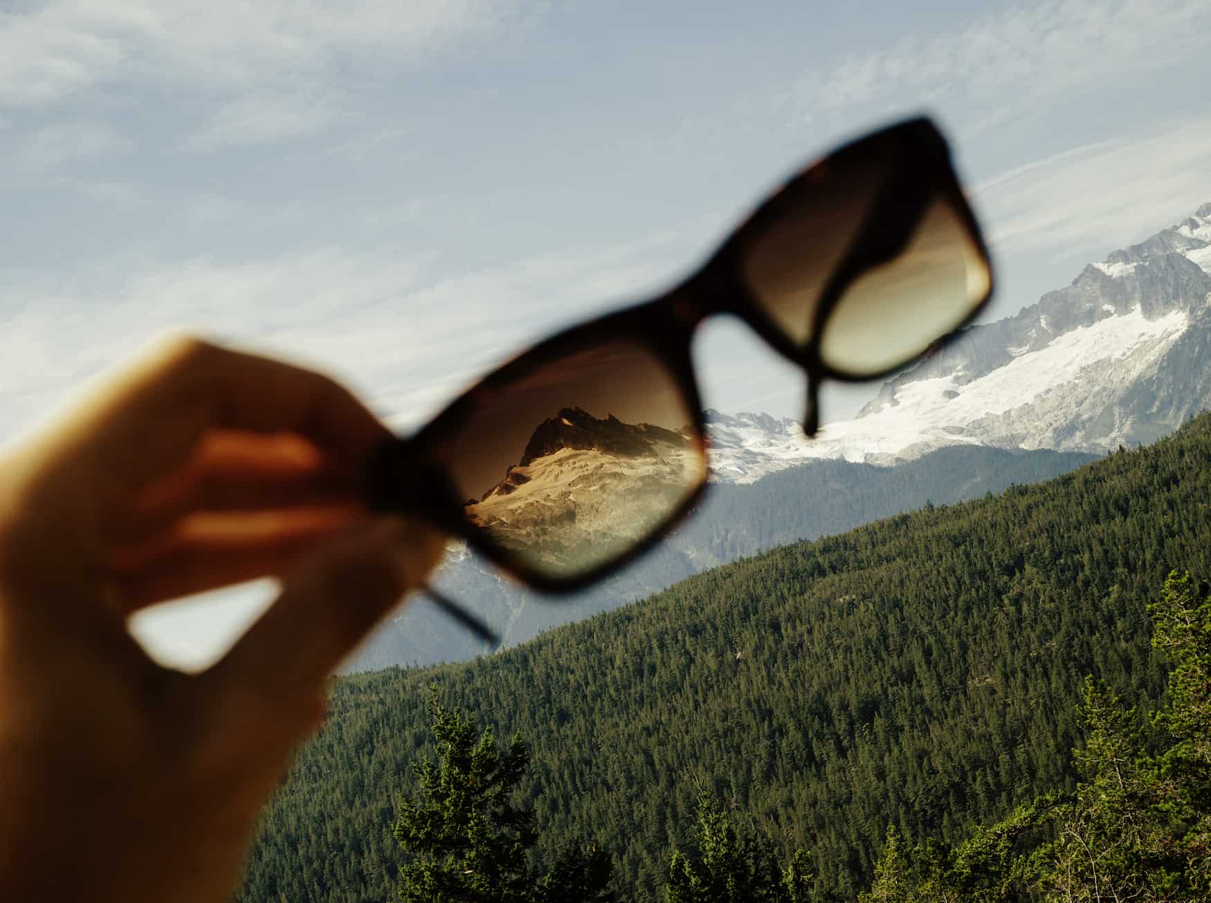 Sonnenbrille vor der Kulisse der Whistler Mountains