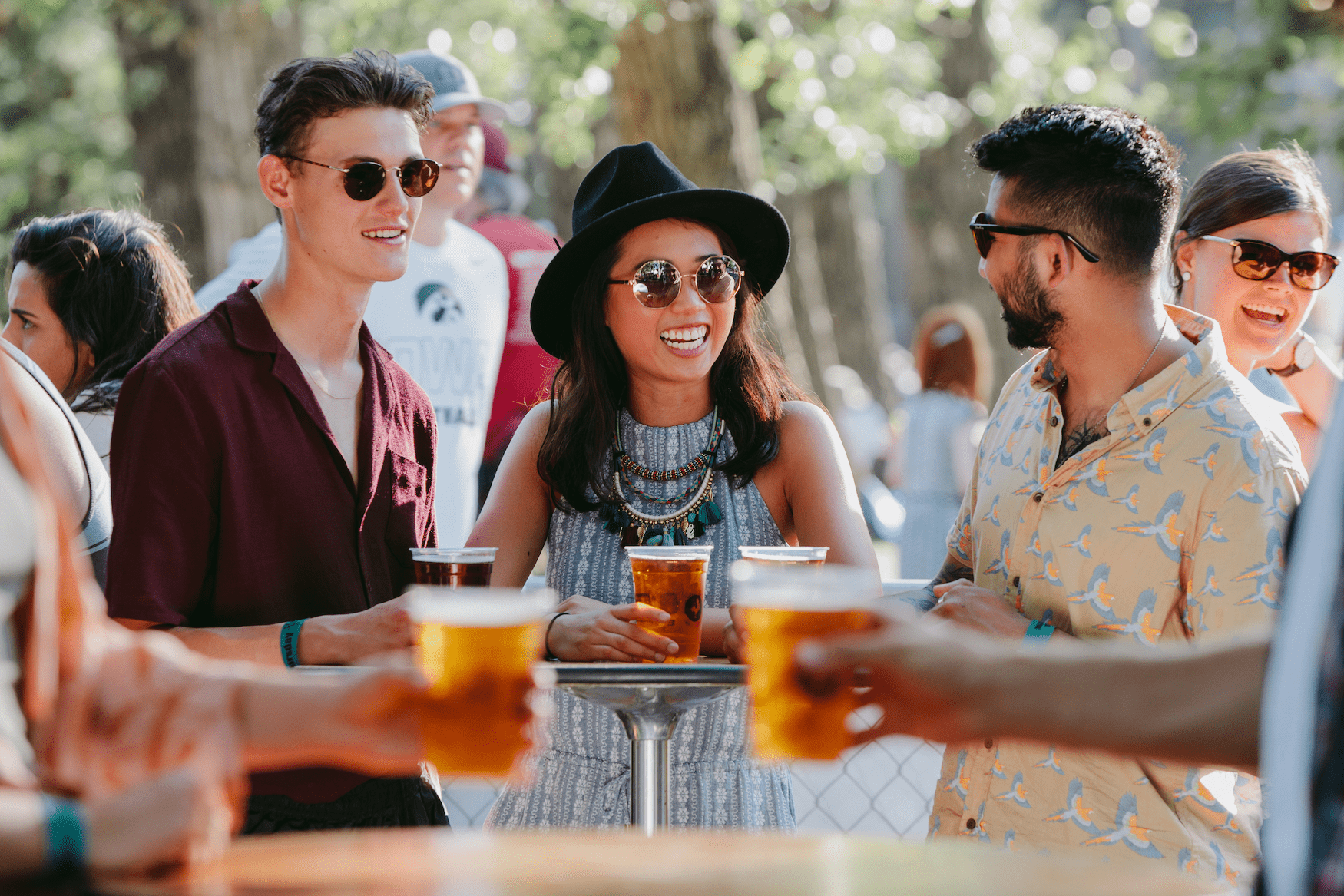 Junge Leute trinken Bier auf einem Festival in Alberta