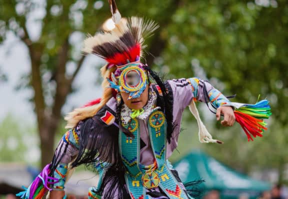 Kanadischer Ureinwohner tanzt in typischer Kleidung