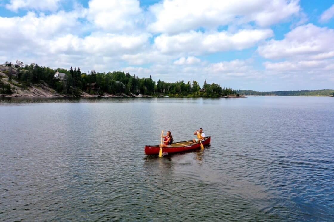 Kanu auf dem Caddy Lake in Manitoba.