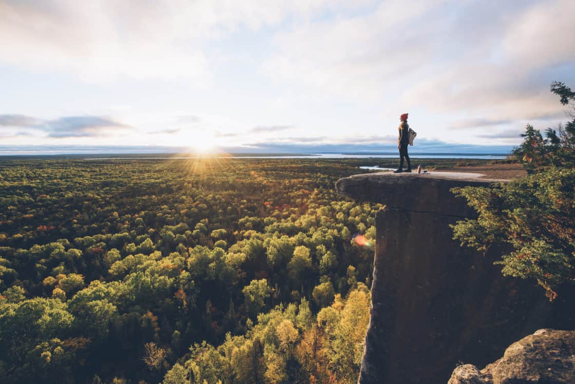 Wanderer auf Aussichtsplattform im Herbst in Kanada