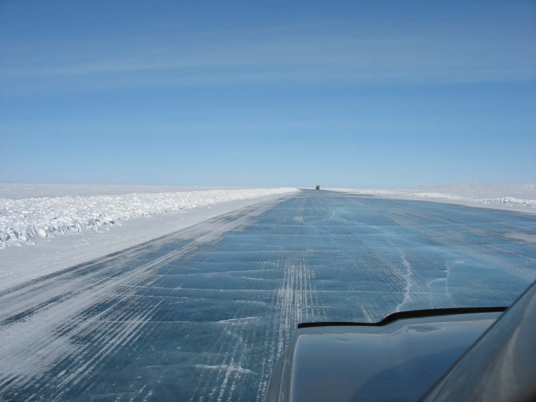 Eisstraße von Inuvik nach Tuktoyaktuk auf dem Mackenzie River