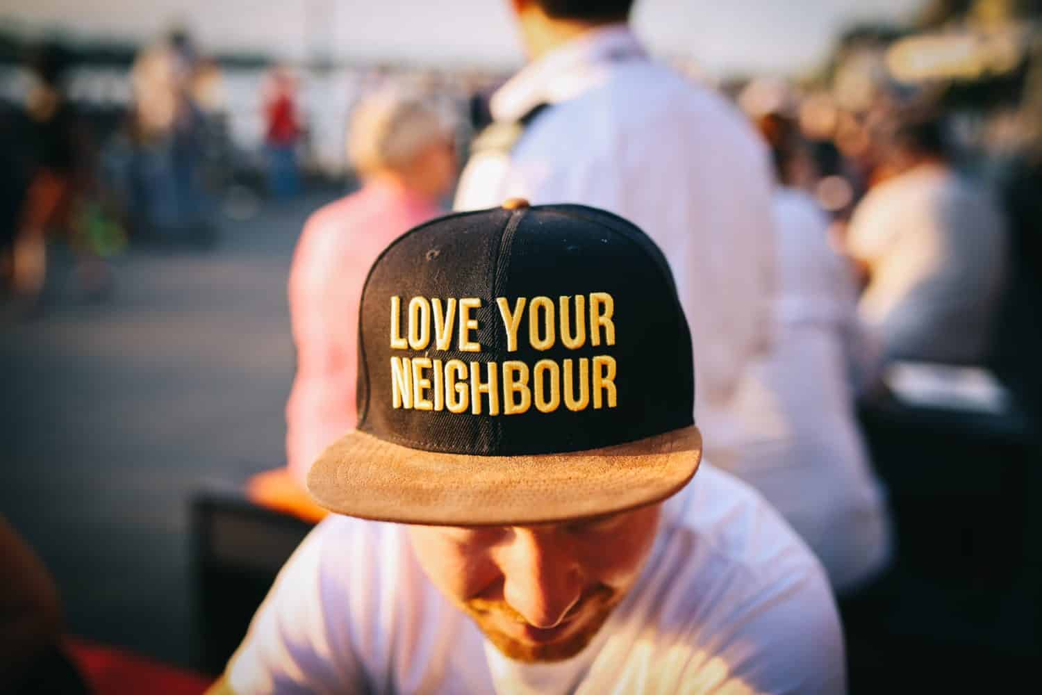 Kanadier trägt Kappe mit der Aufschrift "Love your Neighbour"
