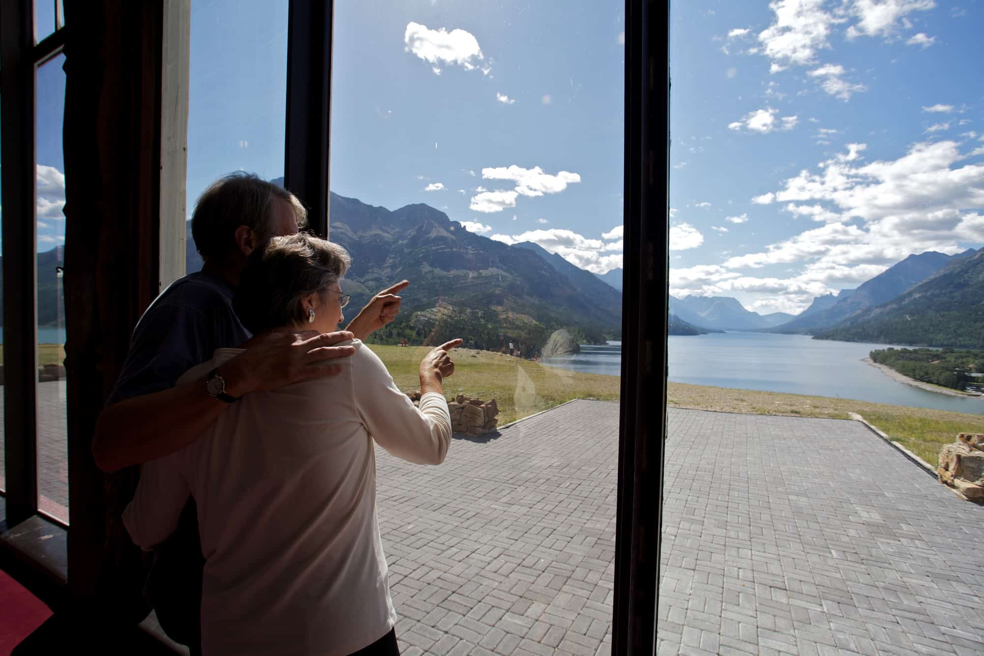 Ehepaar schaut aus Fenster eines Hotels nahe der Nationalparks in Kanada