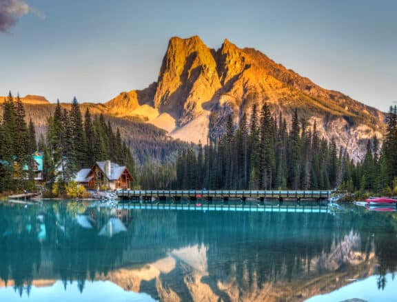 Emerald Lake Lodge mit Bergkulisse im Hintergrund