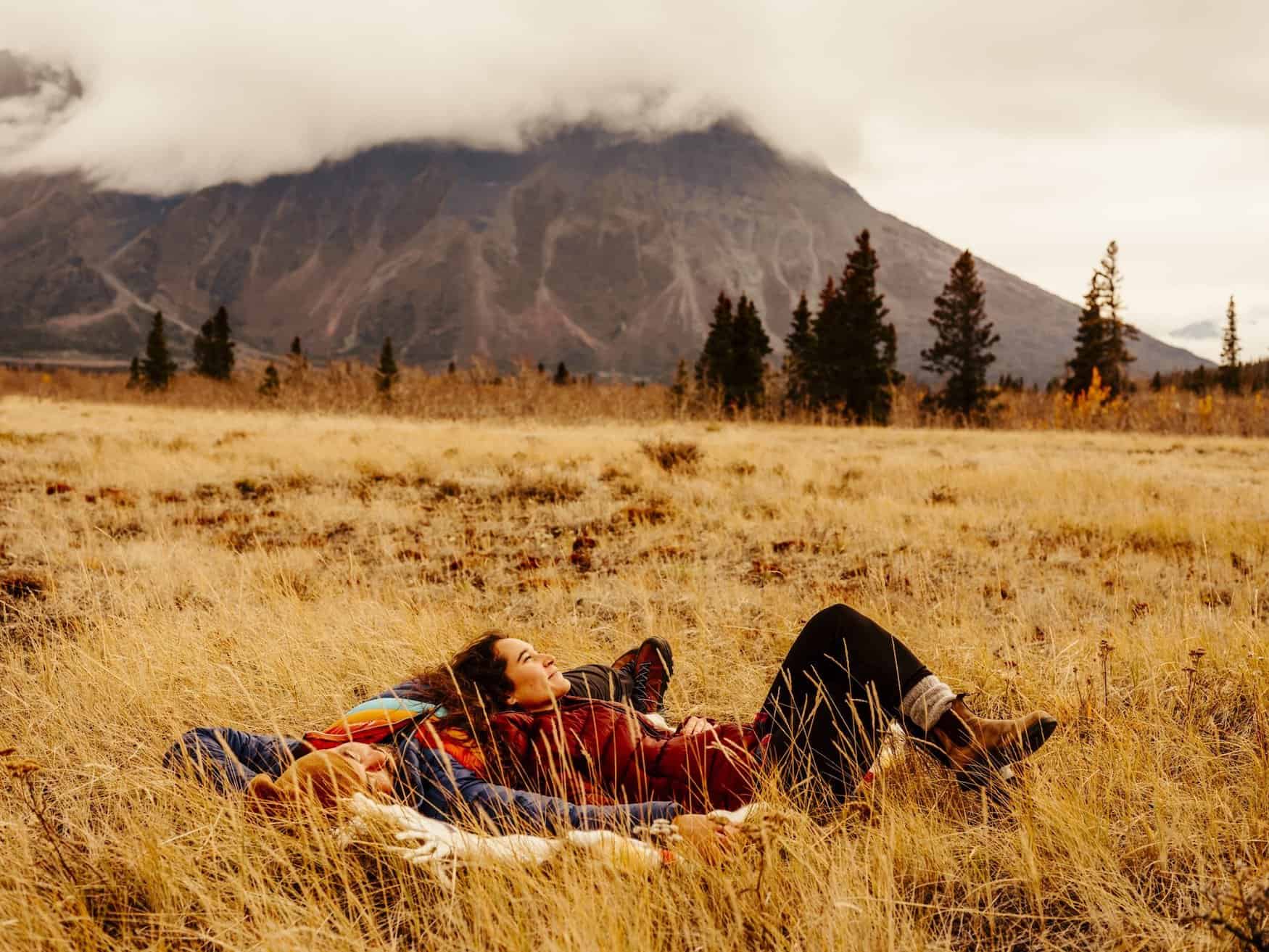 Zwei Reisende liegen auf einer Decke im Yukon National Park