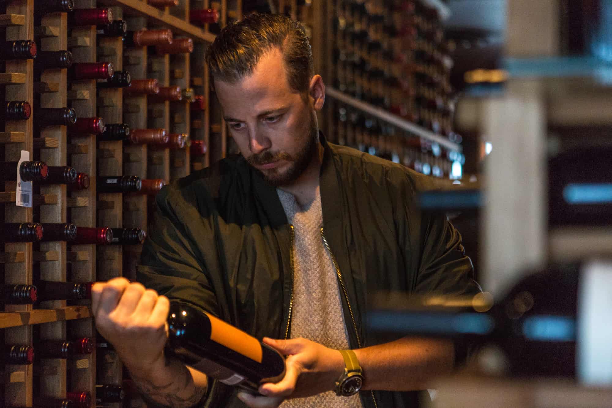 Mann probiert Weine im Weinkeller des CN Tower in Toronto aus