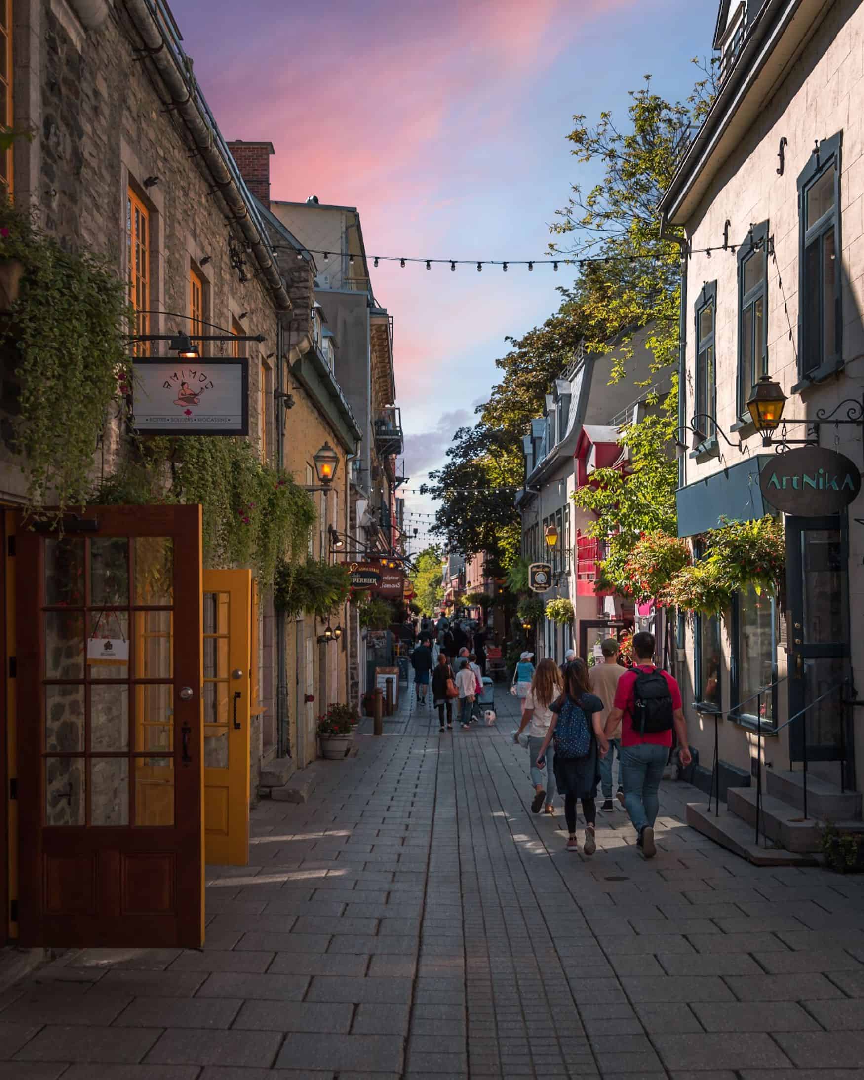 Straße in der Altstadt von Québec City bei Sonnenuntergang