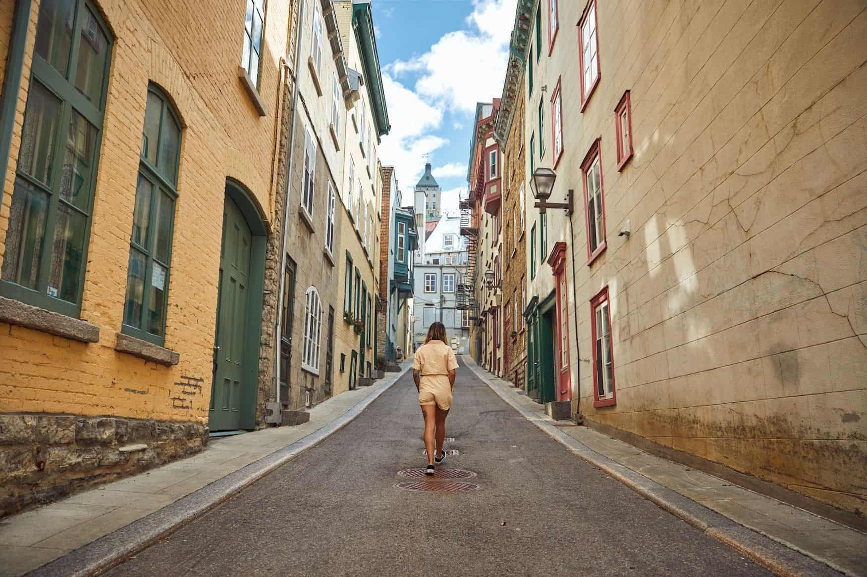 Frau spaziert durch die Altstadt von Québec City
