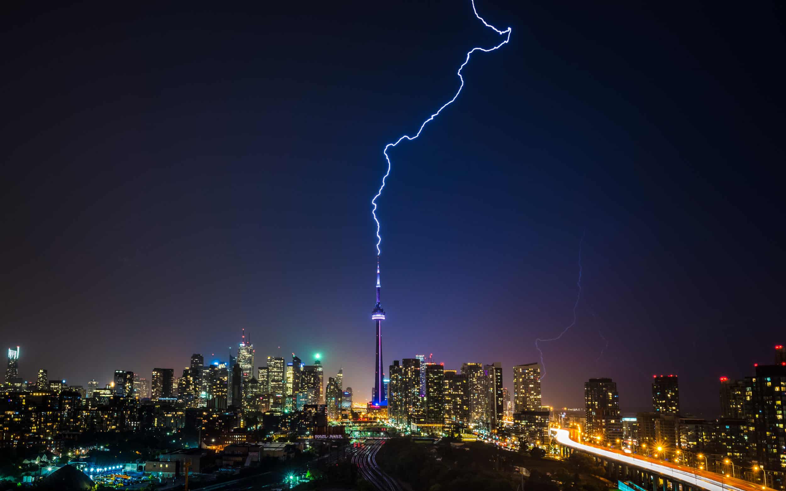 Blitz schlägt in den CN Tower in Toronto ein