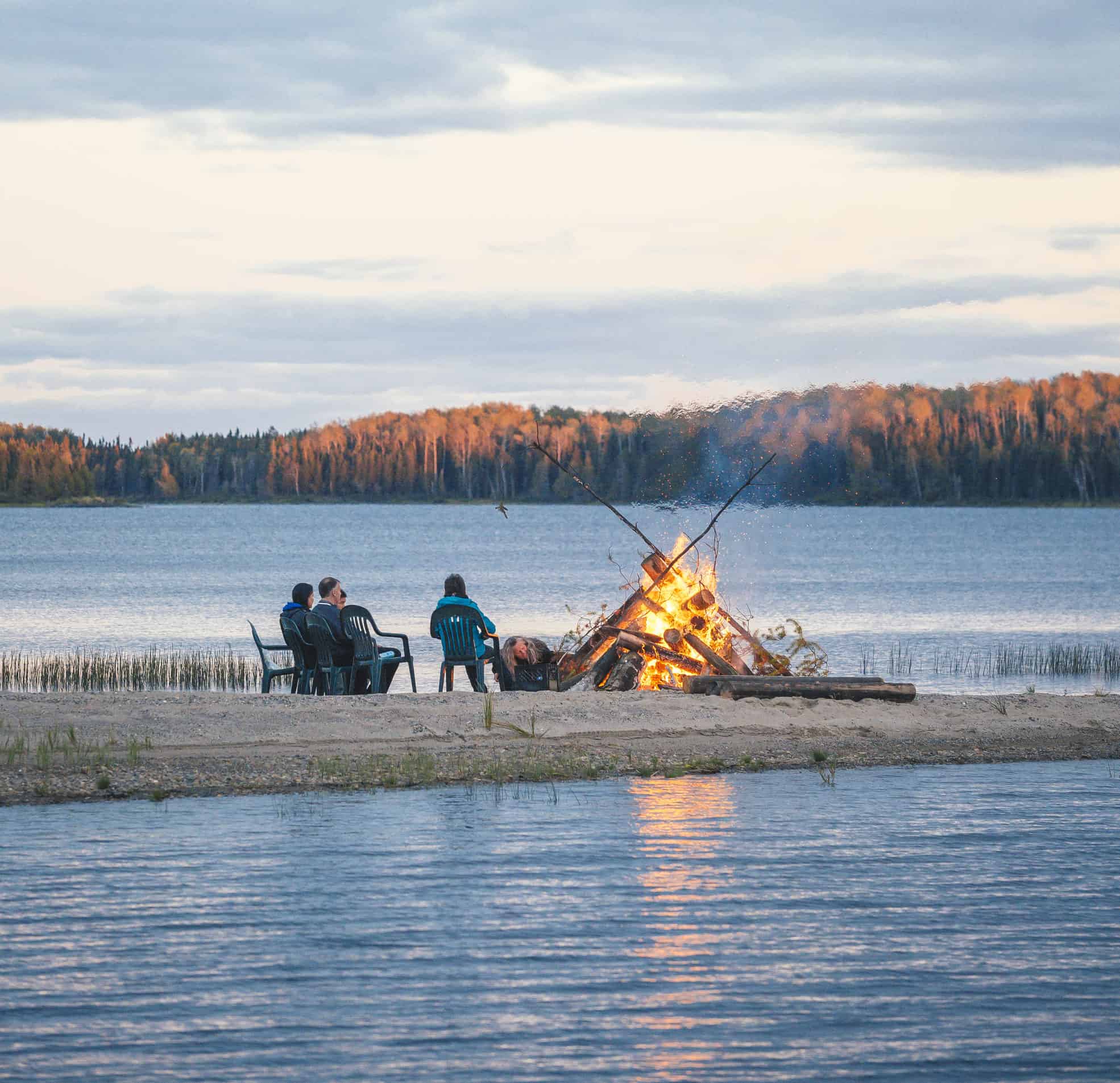 Menschen machen Lagerfeuer am Lake Superior nahe Thunder Bay