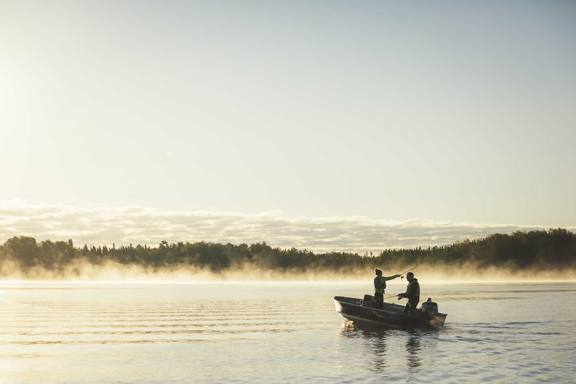Angler auf dem Lake Superior nahe der Stadt Thunder Bay
