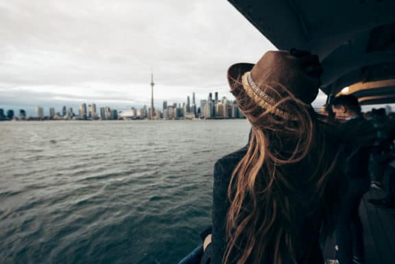 Frau auf der Fähre Richtung Toronto, Kanada