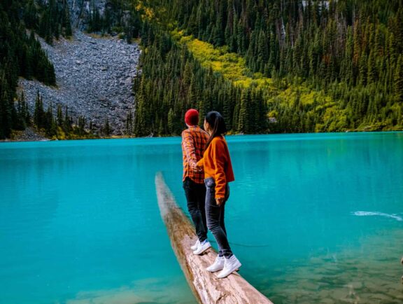 Zwei Wanderer im joffre Lake Provincial Park in British Columbia