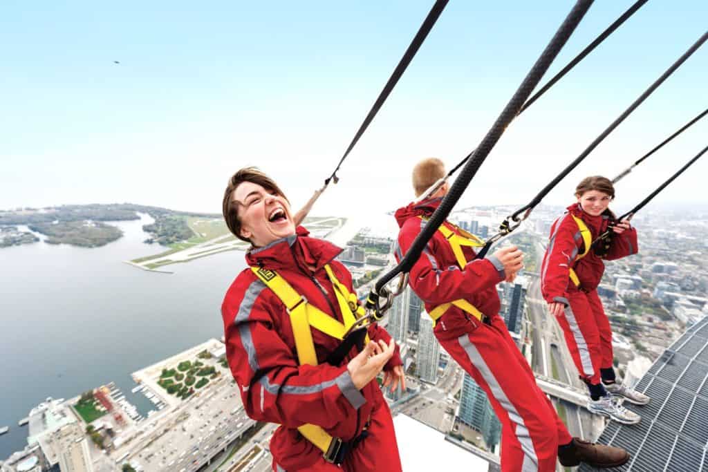 Edge Walk auf dem CN Tower über Toronto