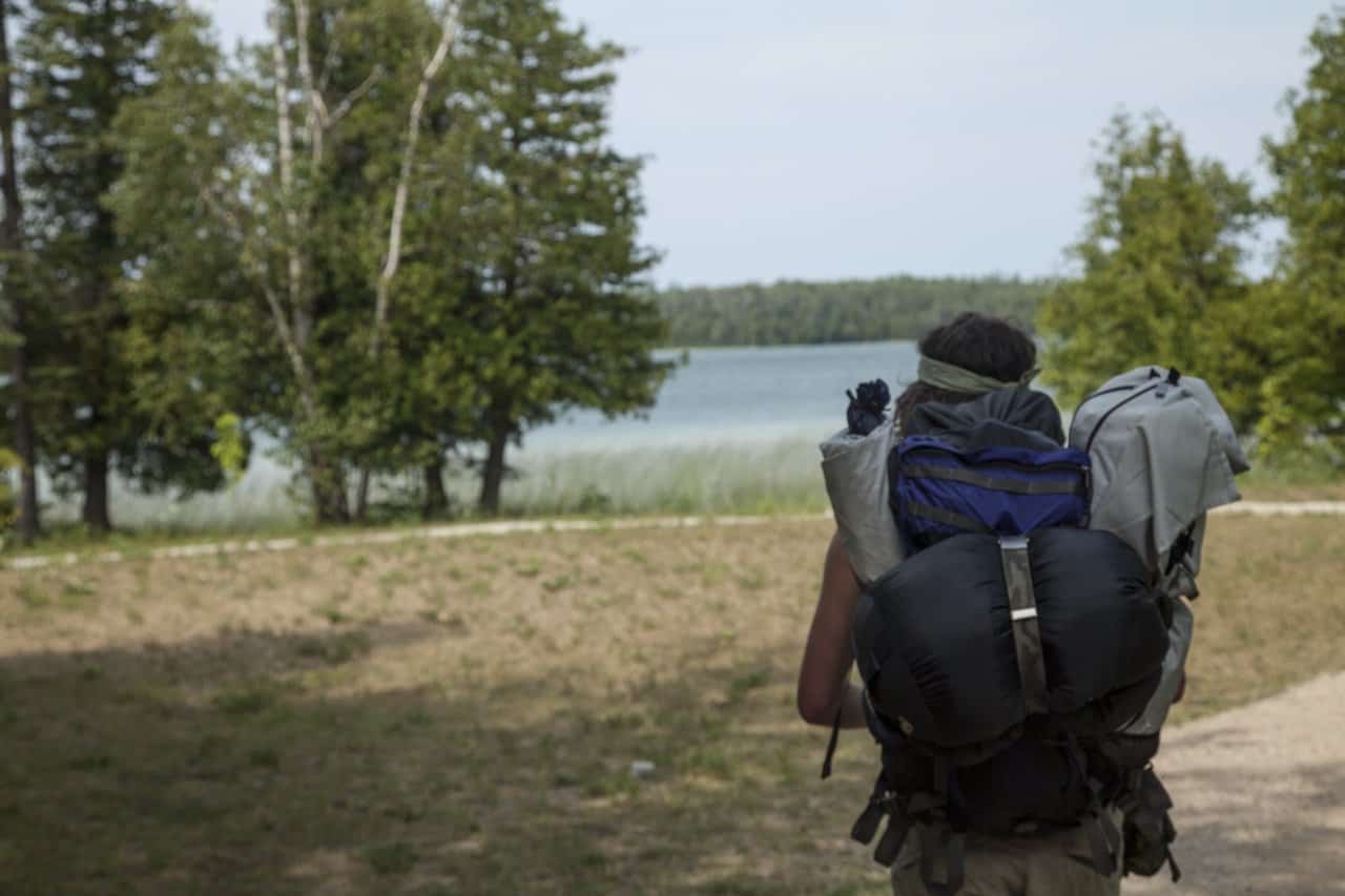 Frau mit Camping-Ausrüstung in Provincial Park in Ontario