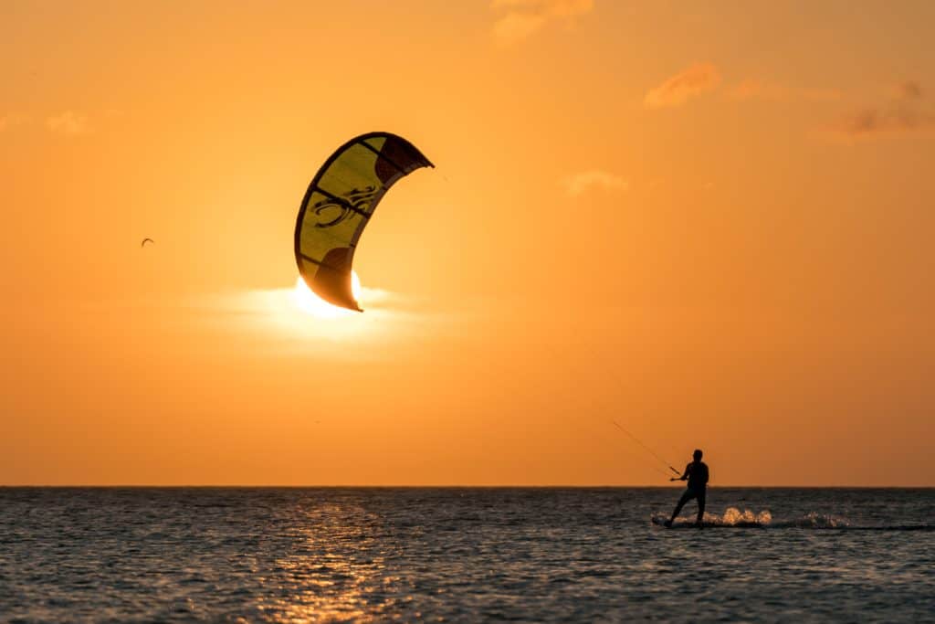 Kitefahrer bei Sonnenuntergang