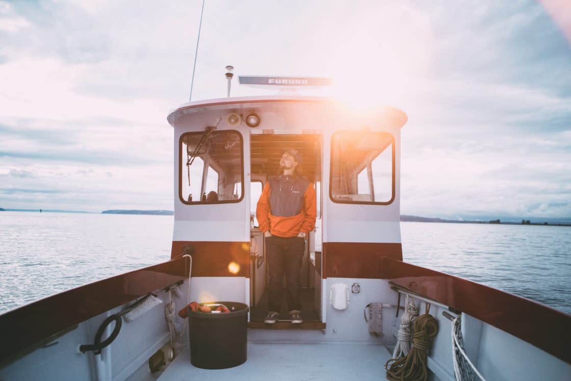 Bootsfahrer auf Boot in kanadischem Gewässer