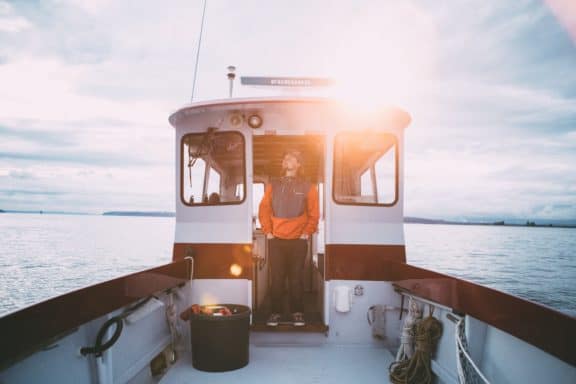 Bootsfahrer auf Boot in kanadischem Gewässer
