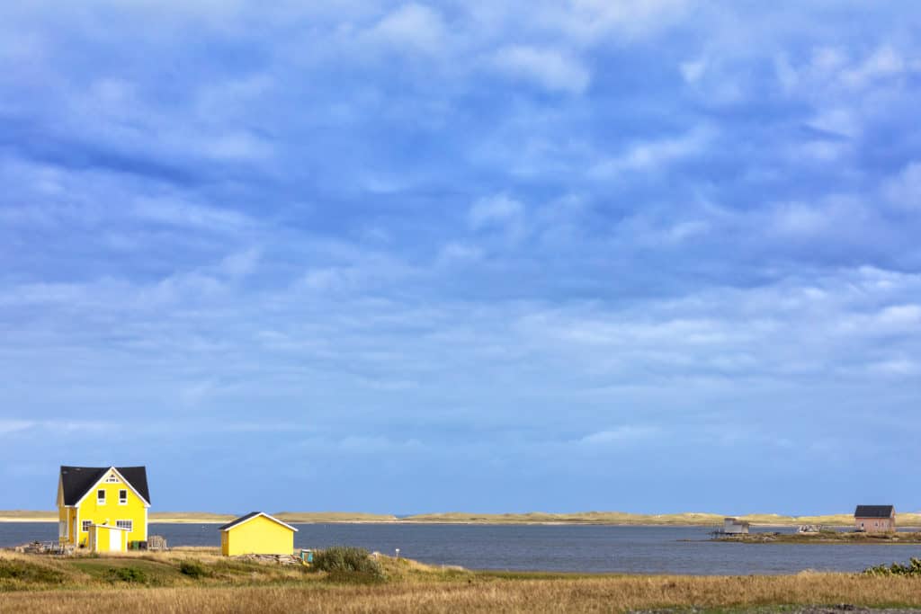 Kleine gelbe Holzhütten auf den Iles-de-la-Madeleine