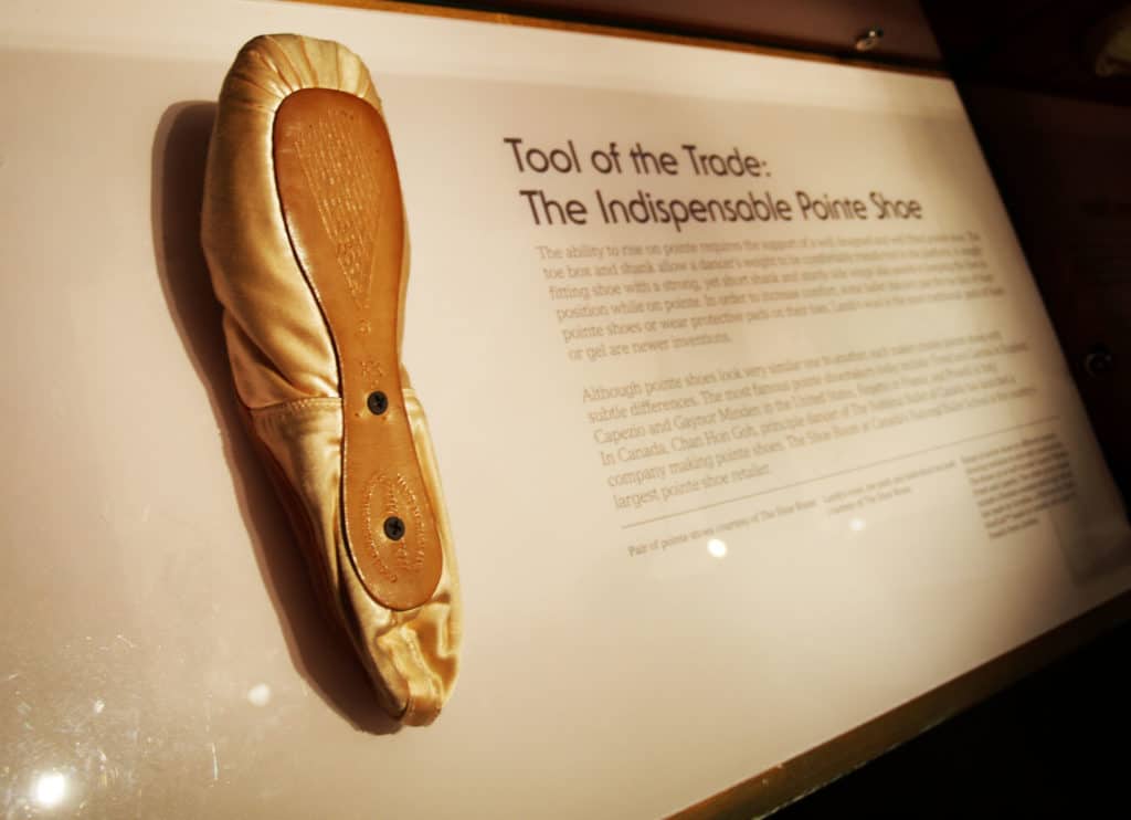 Exponat Ballettschuh im Bata Shoe Museum, Toronto