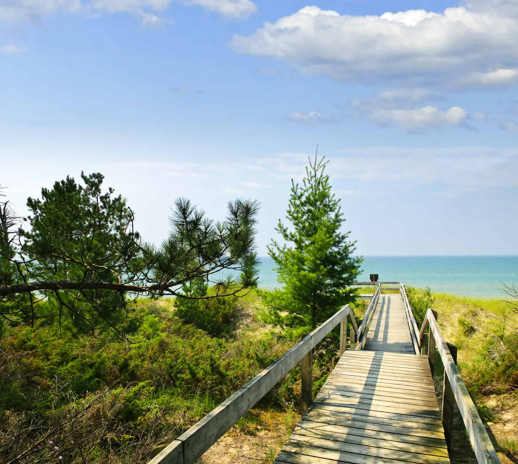 Holzsteg führt zu Strand im The Pinery Provincial Park, einem der schönsten Naturparks in Ontario 