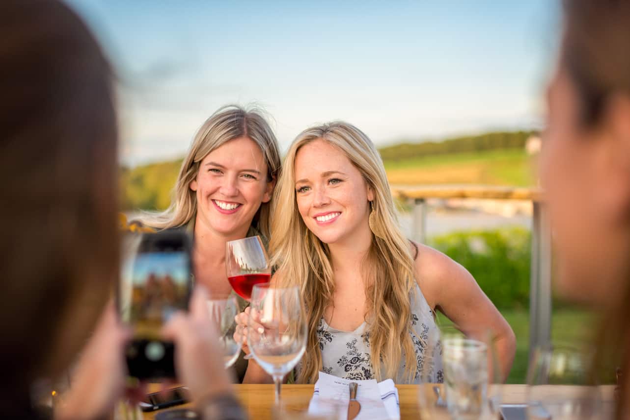 Frauen bei einem Winetasting in Nova Scotia