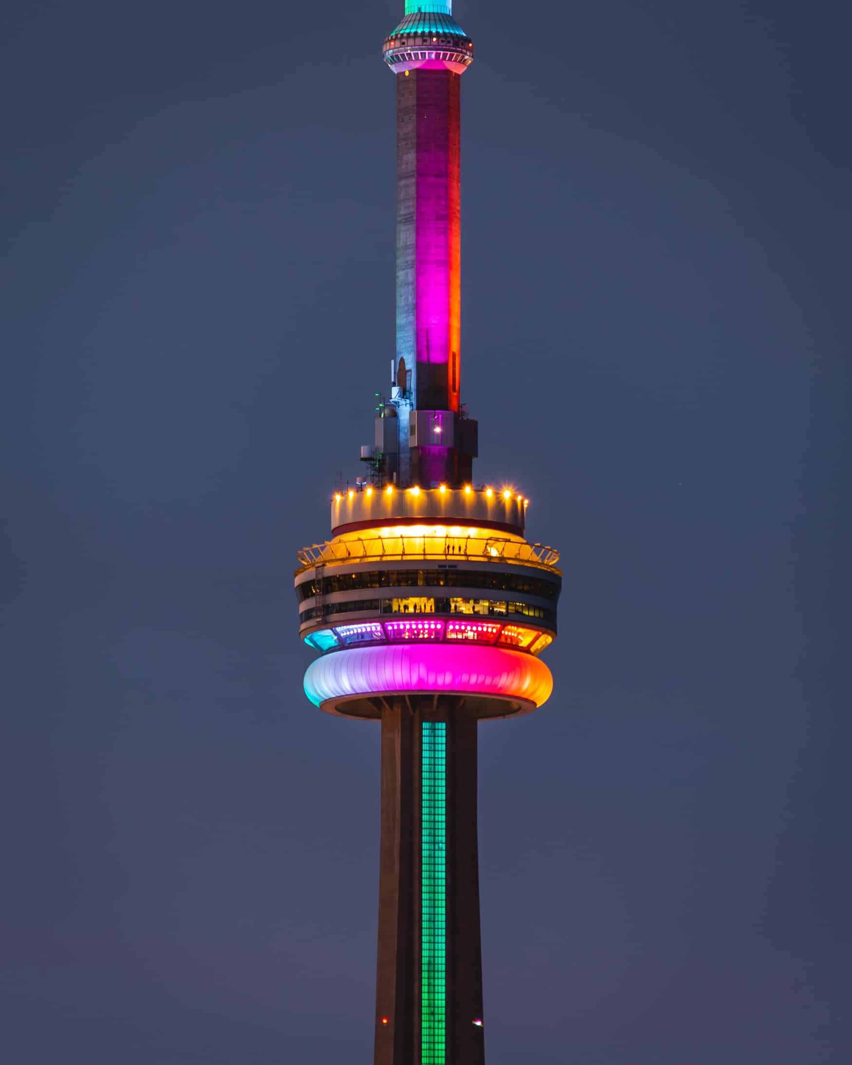 Beleuchteter Fernsehturm in Toronto