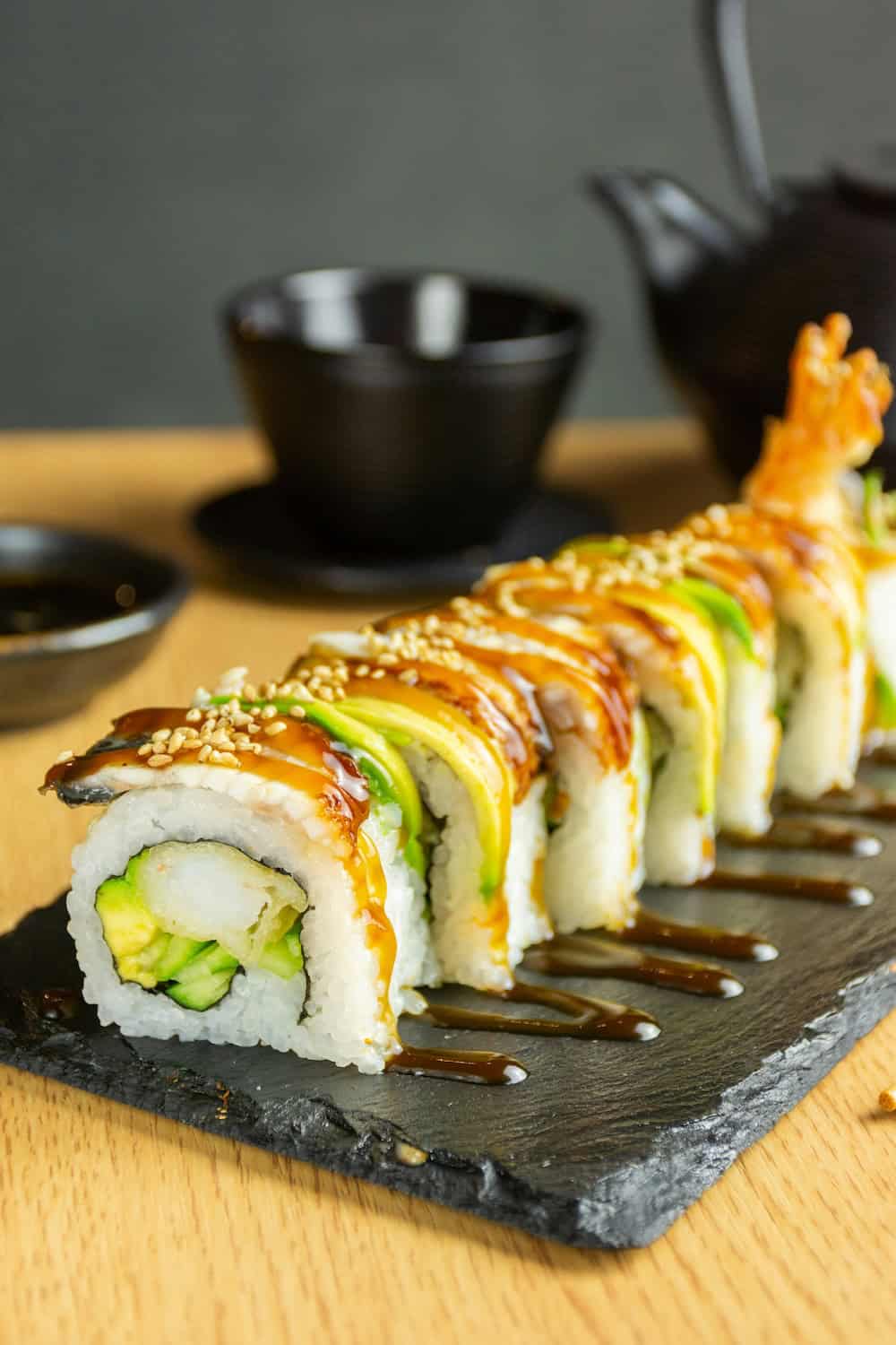 Sushi auf einer Schieferplatte.