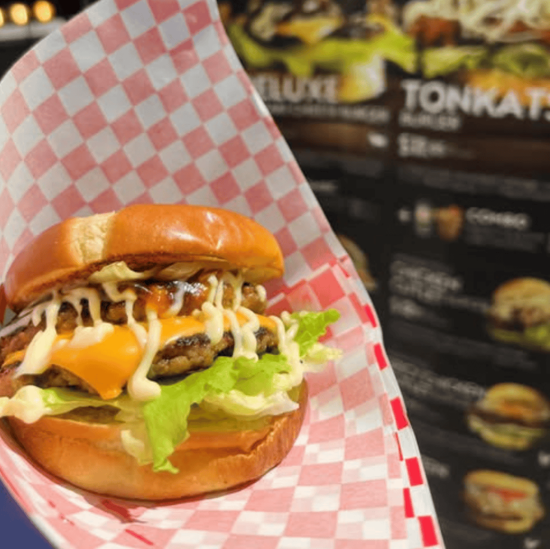 Asien Style Burger von Wakwak Burger in Vancouver.