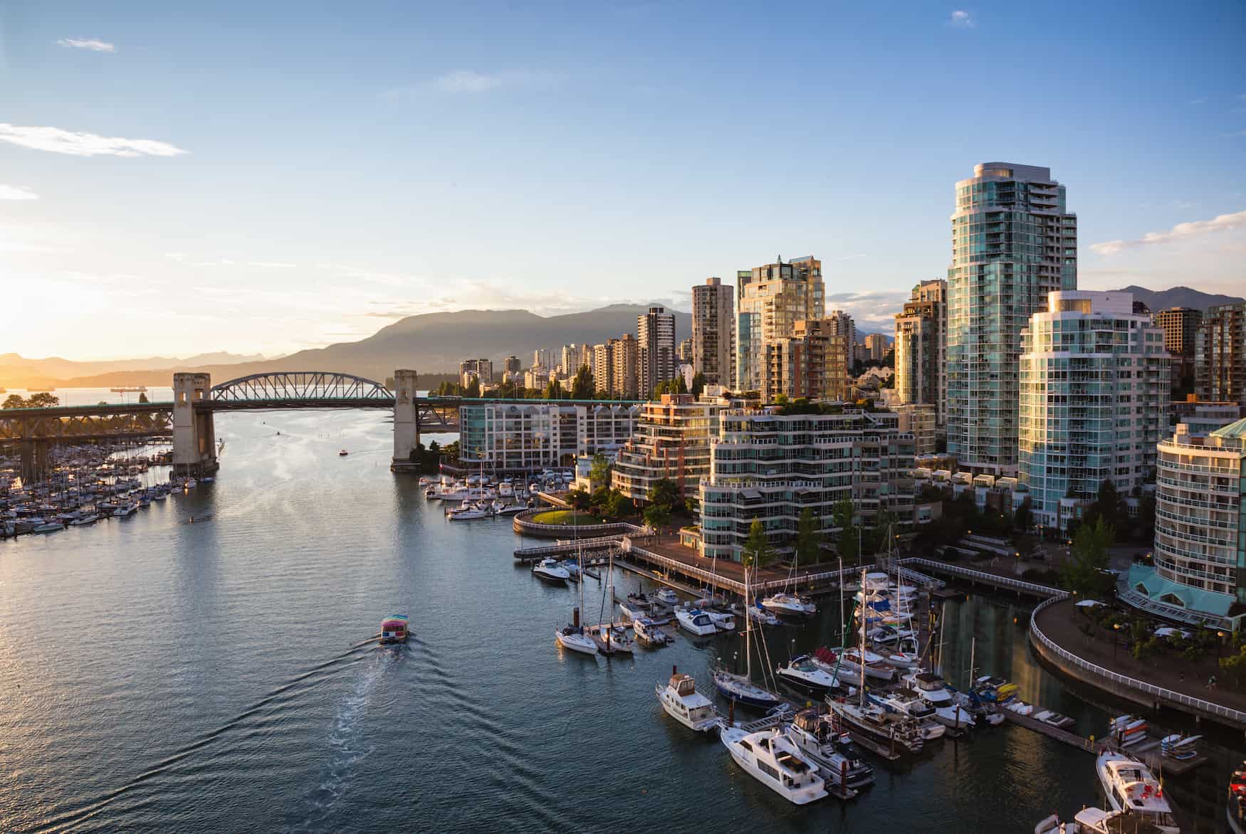 Blick auf Vancouver mit den Coastal Mountains im Hintergrund