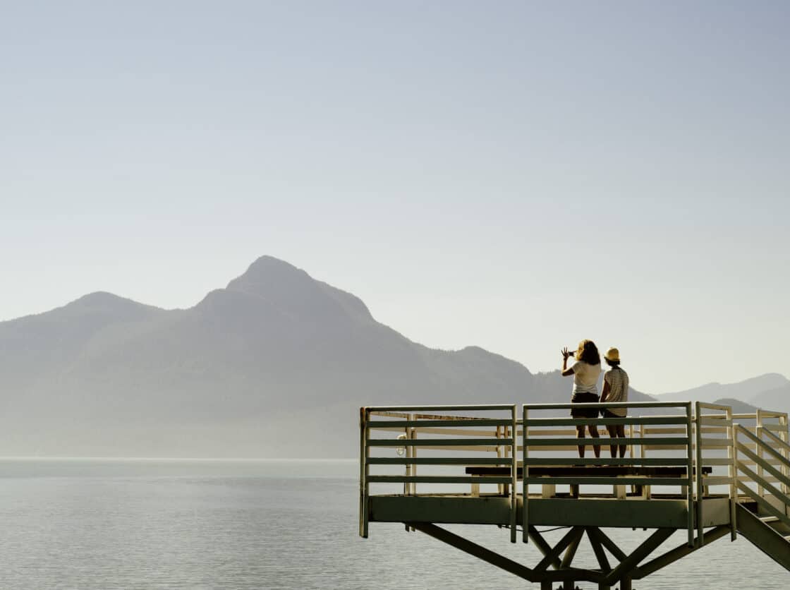 Zwei Frauen machen Fotos am Howe Sound, einem schönen Ausflugsziel am Highway 99