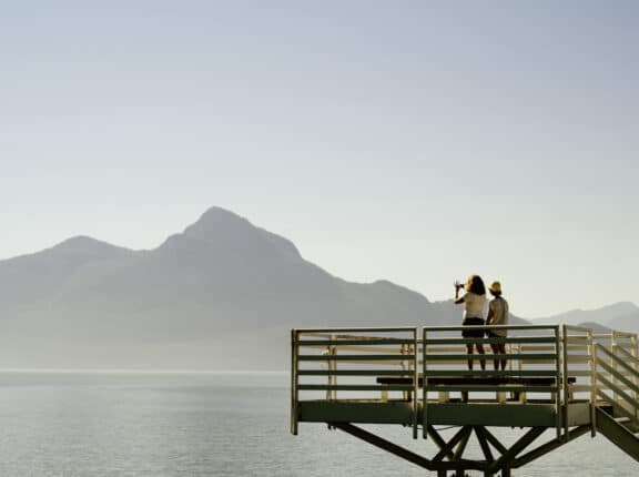 Zwei Frauen machen Fotos am Howe Sound, einem schönen Ausflugsziel am Highway 99