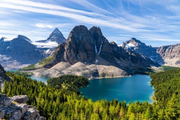 Blick auf den Mount Assiniboine in den kanadischen Rockies.