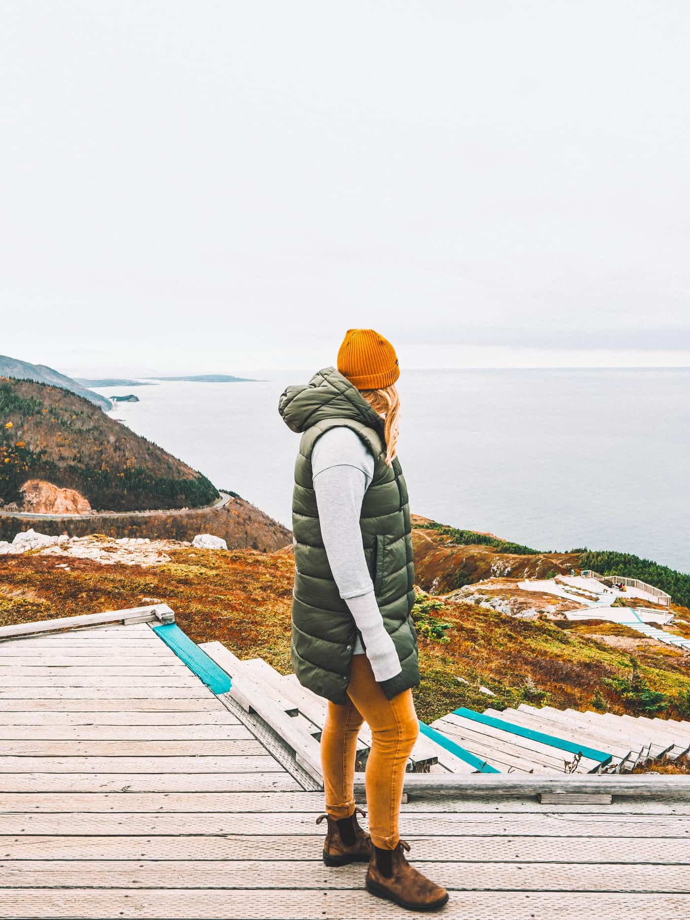 Wanderin auf einem Wanderweg auf Cape Breton Island
