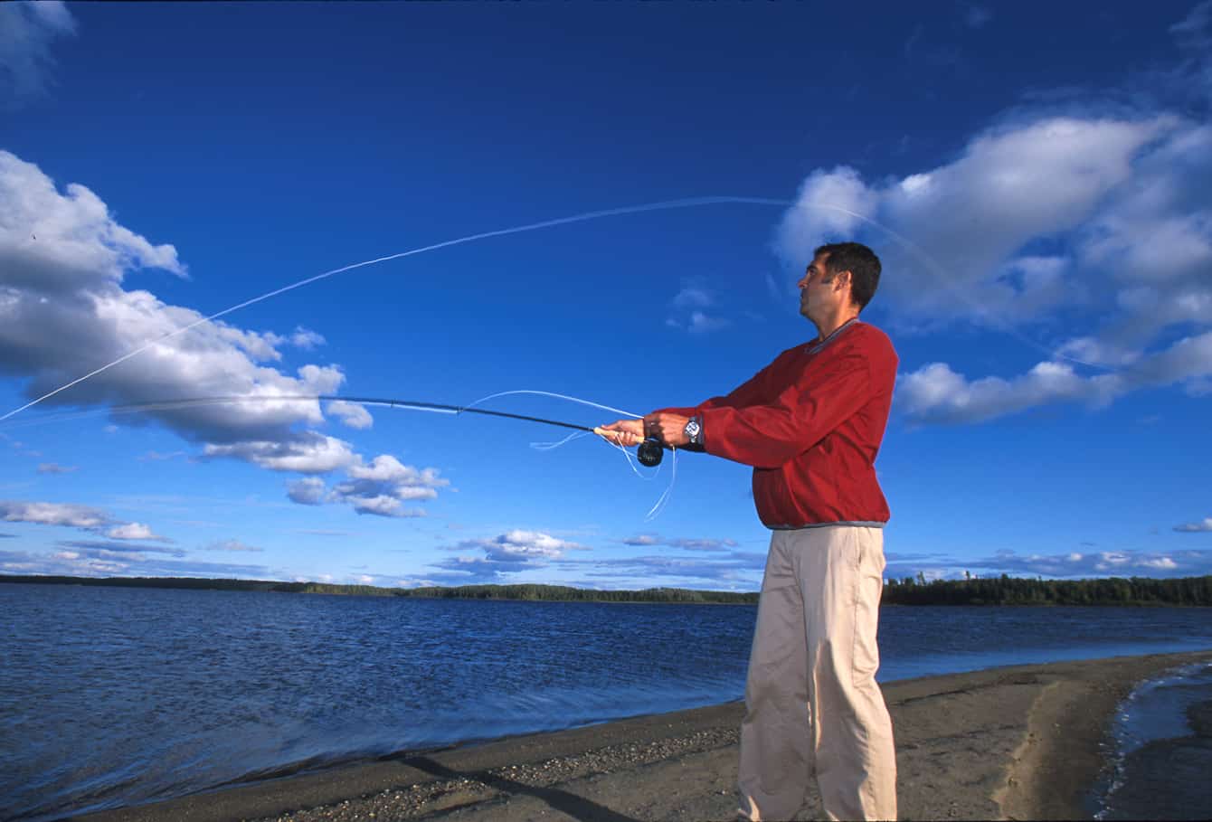 Mann beim Fliegenfischen