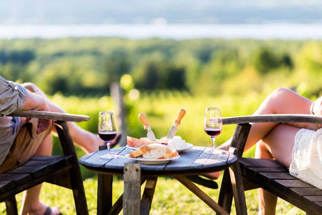 Paar mit Wein und Käse am Tisch, Vignoble l'Isle de Bacchus