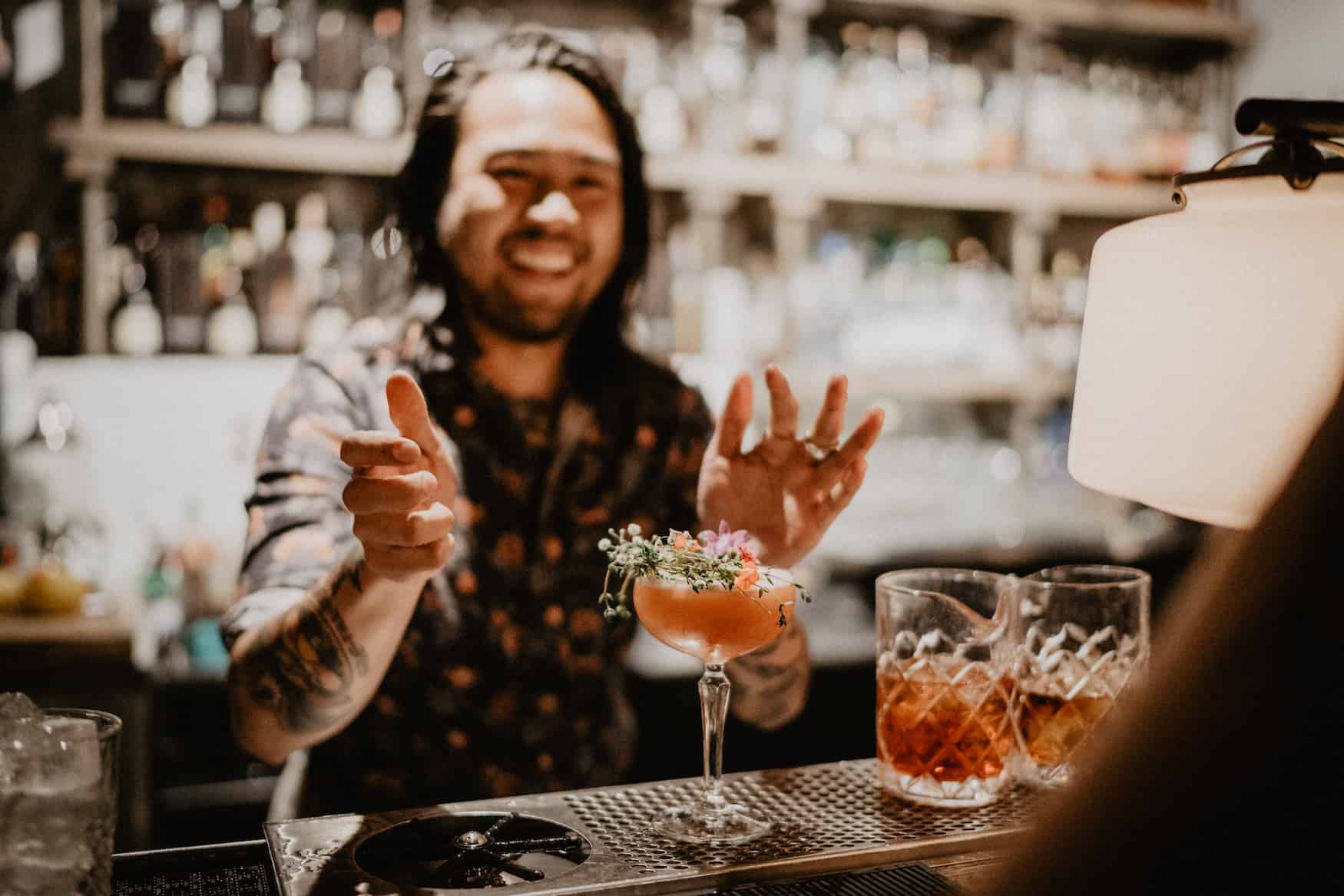 Freundlicher Barkeeper in einer Bar in Calgary