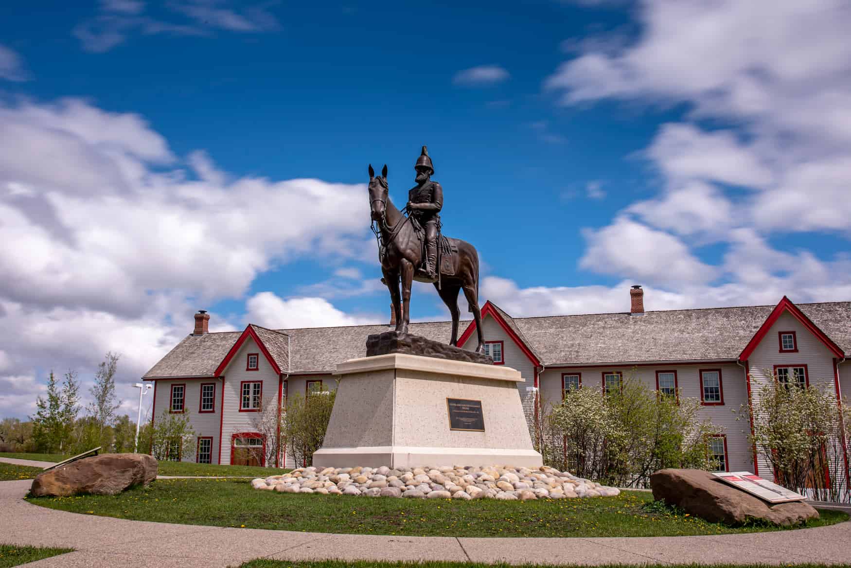 Calgary Fort mit Reiterstatue