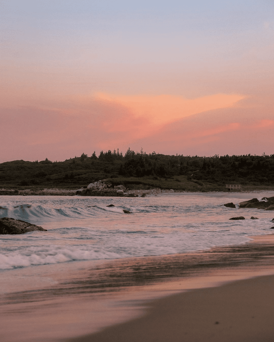 Sonnenuntergang am Crystal Crescent Beach in Nova Scotia